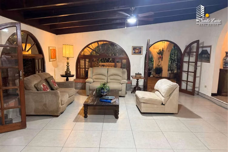 Amplia Casa con Piscina en Santo Domingo ! - LL