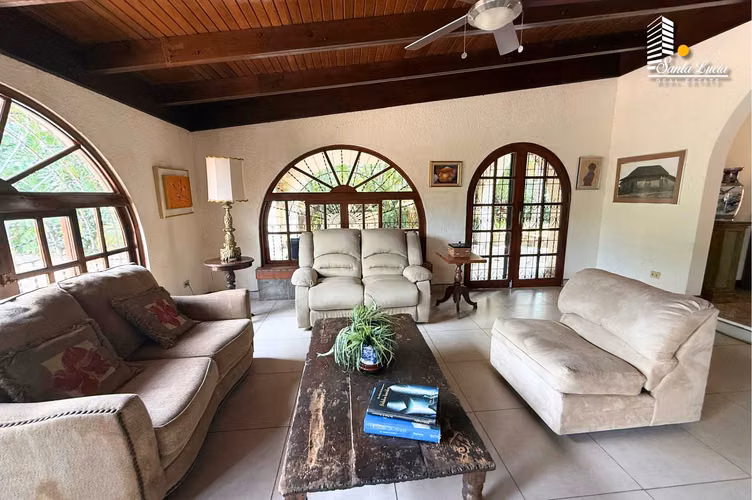 Amplia Casa con Piscina en Santo Domingo ! - LL