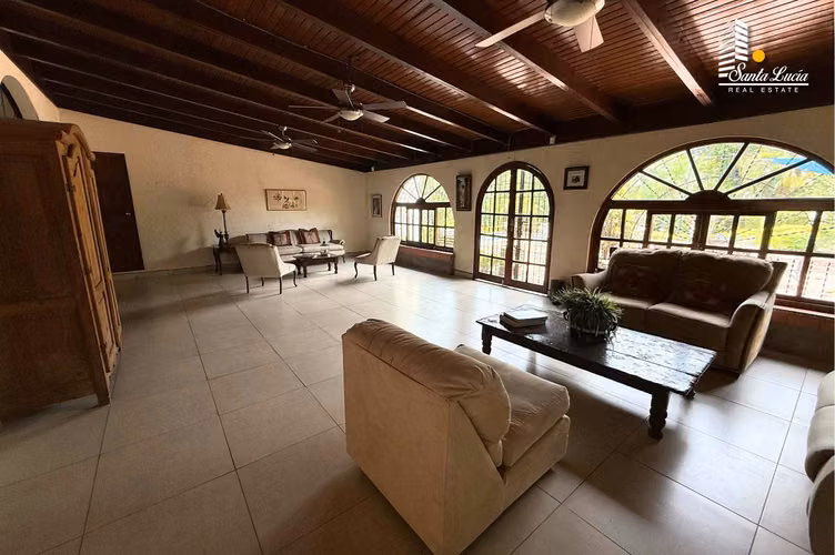 Amplia Casa con Piscina en Santo Domingo ! - LL