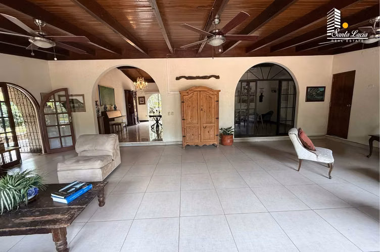 Amplia Casa con Piscina en Santo Domingo ! - LL