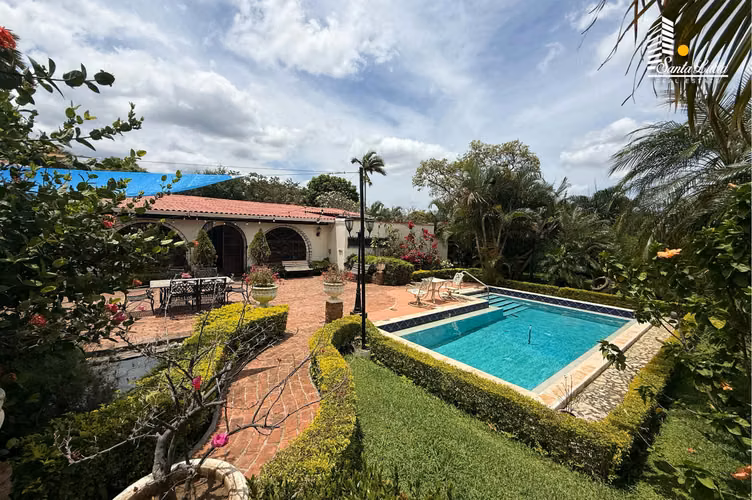 Amplia Casa con Piscina en Santo Domingo ! - LL - Imagen 2