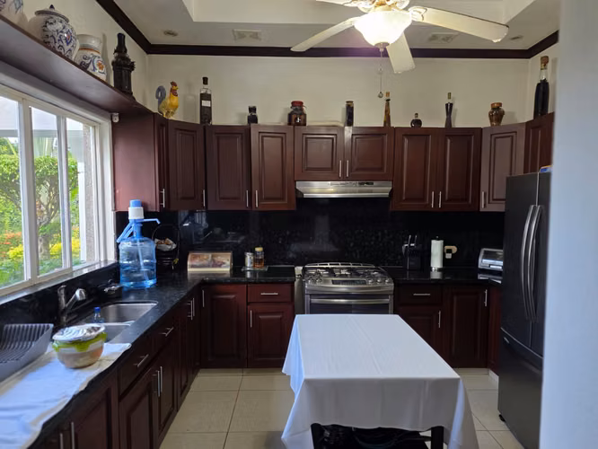 FH. Lujosa casa en venta en Condominio Monte Carlos, Santo Domingo