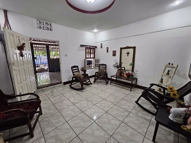  Casa amplia con potencial comercial, Managua - AM
