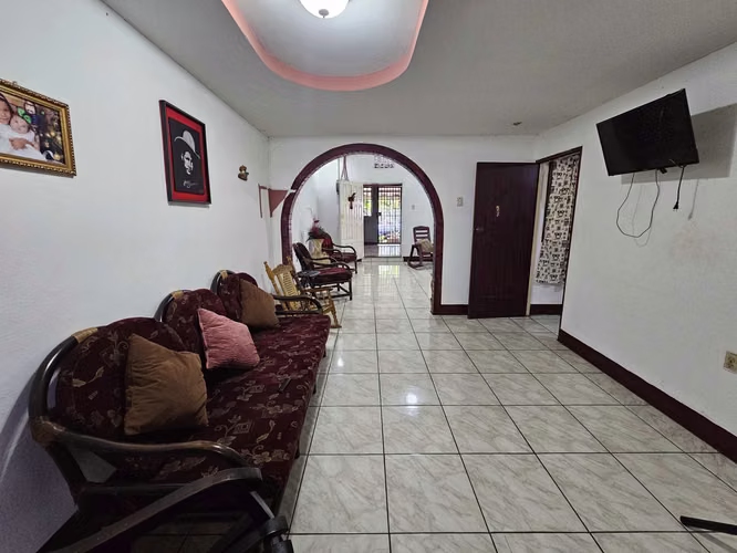  Casa amplia con potencial comercial, Managua - AM