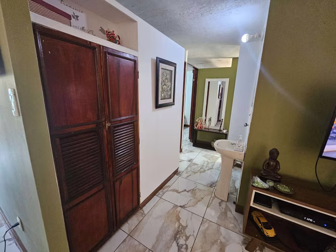  Casa renovada en Residencial Las Mercedes, Managua - AM