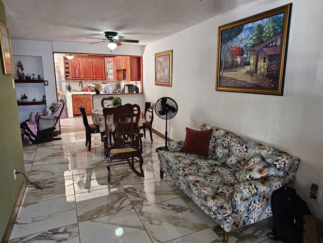  Casa renovada en Residencial Las Mercedes, Managua - AM