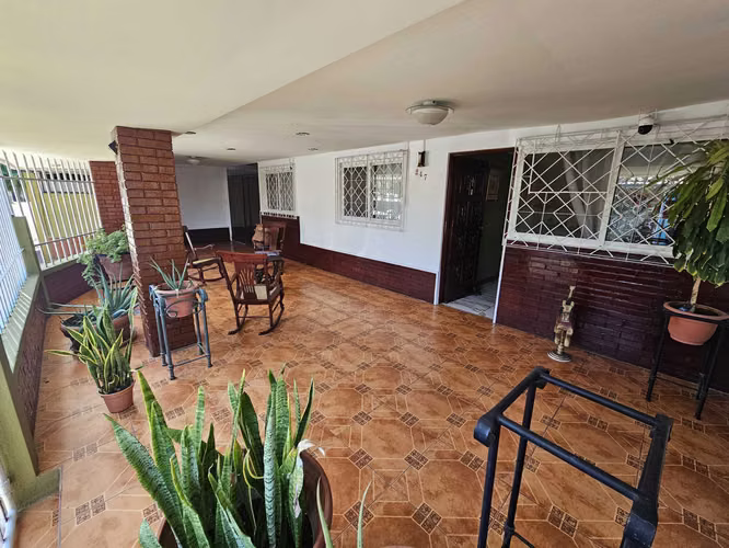  Casa renovada en Residencial Las Mercedes, Managua - AM