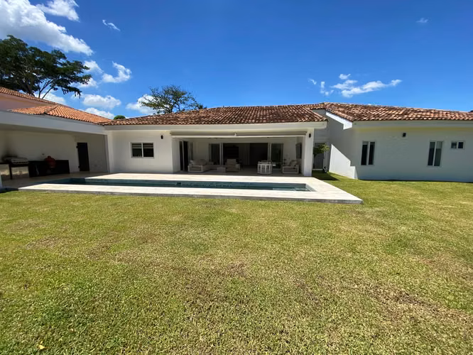 SE VENDE CASA EN CONDOMINIO EXCLUSIVO en SANTO DOMINGO