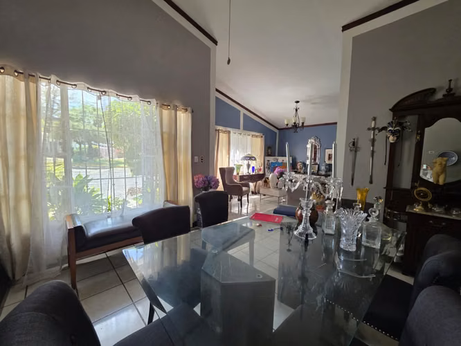 FH- Casa en venta con piscina en Villa Roma