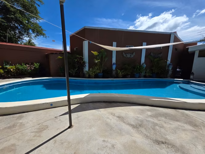 FH- Casa en venta con piscina en Villa Roma