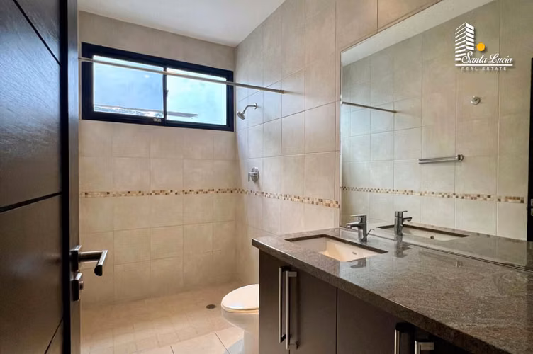 Preciosa Casa en Excelente Zona de Carretera Sur - AC