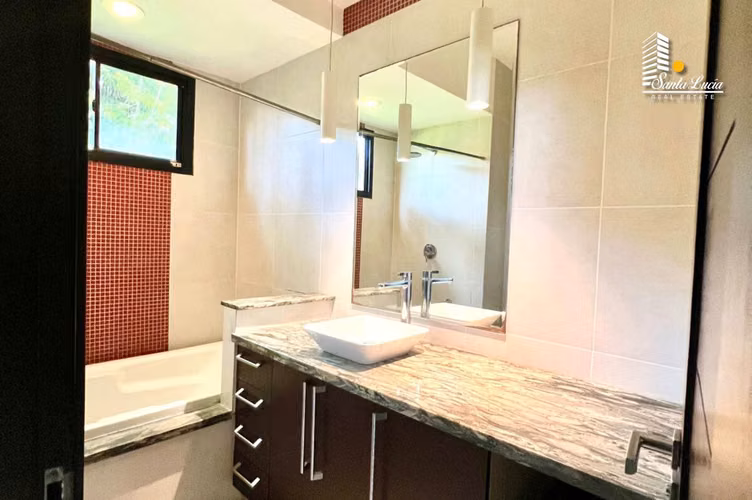 Preciosa Casa en Excelente Zona de Carretera Sur - AC