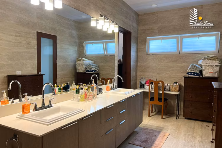 Venta de Impresionante Casa en Condominio de Santo Domingo – AC