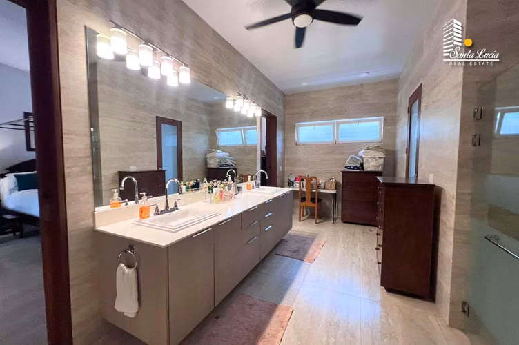 Venta de Impresionante Casa en Condominio de Santo Domingo – AC