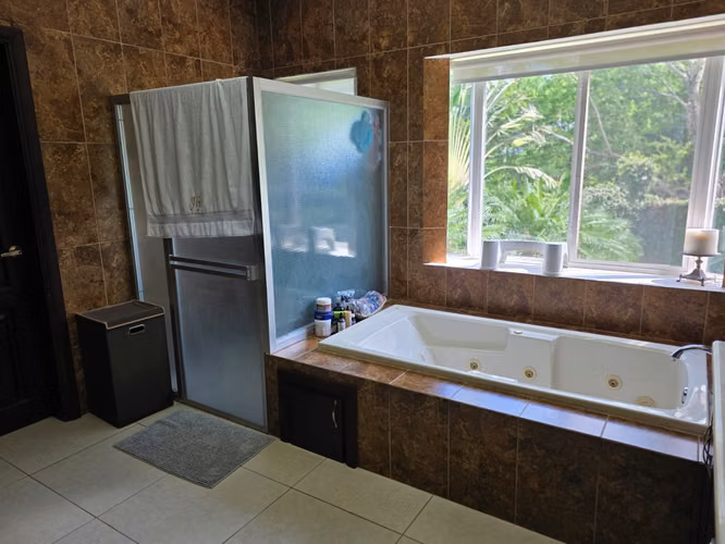 FH- Casa en venta en residencial Monte Carlos