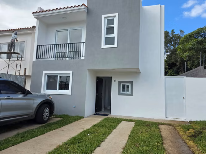 FH- Casa en Renta en Las Colinas con Casa Club y Piscina