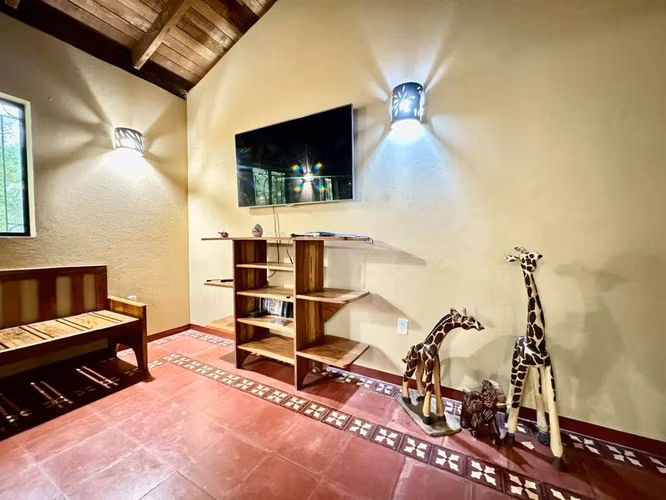 Hacienda de 6 Habitaciones con Vista al Mar y Alto Potencial de Inversión