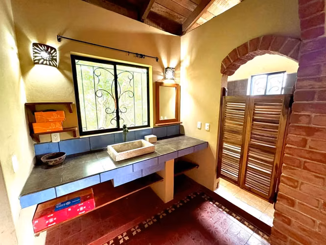 Hacienda de 6 Habitaciones con Vista al Mar y Alto Potencial de Inversión