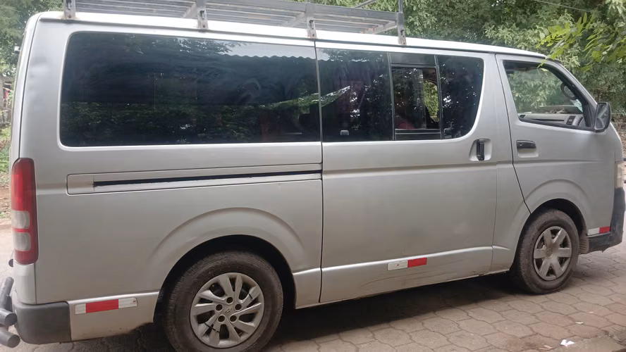 Renta de microbus Toyota Hi Ace con conductor - Imagen 2