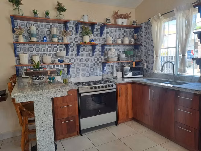 VENTA DE CASA en residencial La Floresta, carretera a Masaya