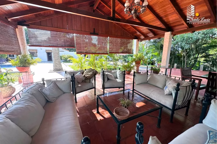 Preciosa  Casa con Piscina en Carretera Sur – LL 