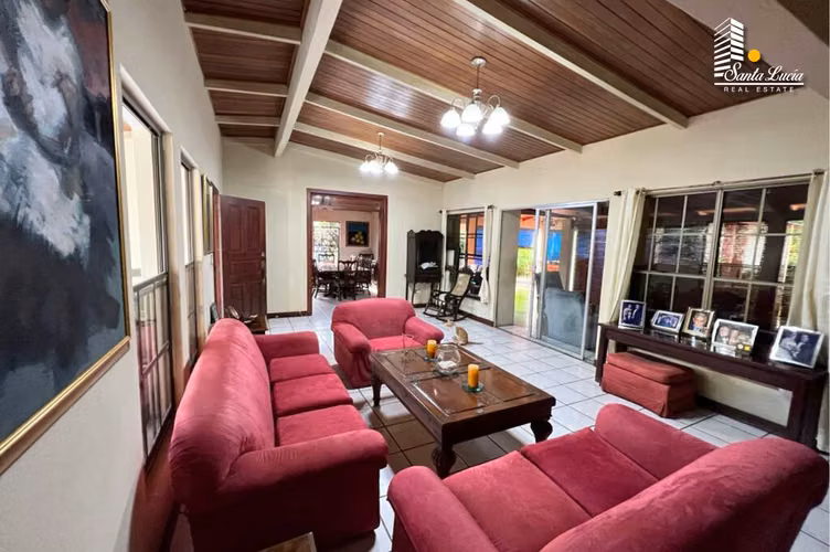 Amplia Casa Ideal para Inversión en Santo Domingo – LL