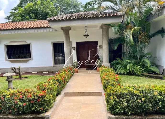 LCG-¡Elegancia Colonial y Clima Fresco! Tu Refugio Exclusivo en Carretera Sur