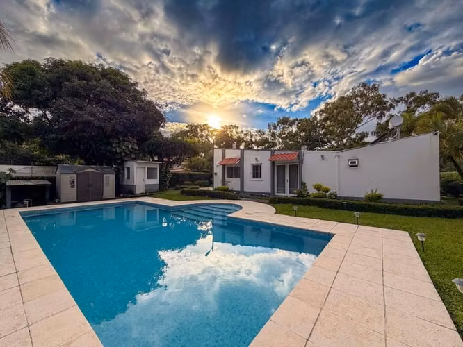 EN VENTA | Hermosa Casa con Piscina en Condominio Privado – Santo Domingo - Imagen 3