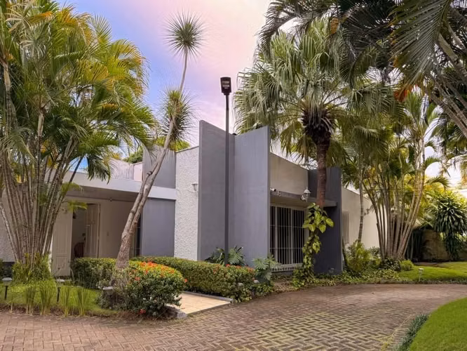 EN VENTA | Hermosa Casa con Piscina en Condominio Privado – Santo Domingo - Imagen 2