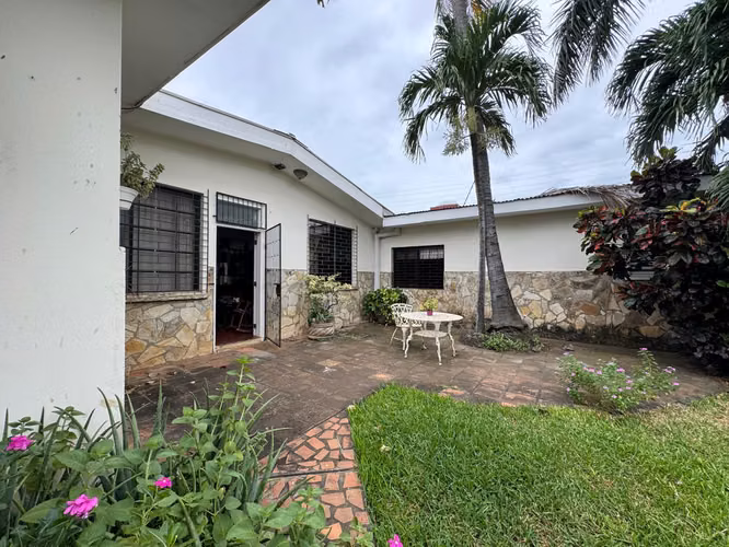 Amplia casa ideal para vivienda o negocio en Reparto Las Palmas