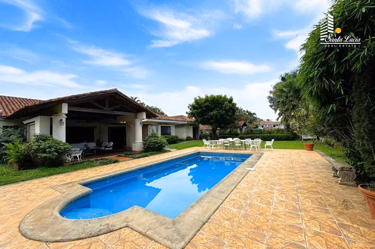  EN VENTA – CASA CON PISCINA EN ESTANCIA DE SANTO DOMINGO - AC