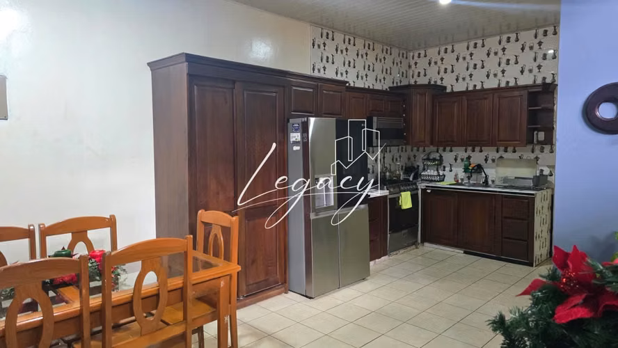 LCG-Amplia y Moderna Casa Remodelada en Avenida Principal – Excelente Ubicación