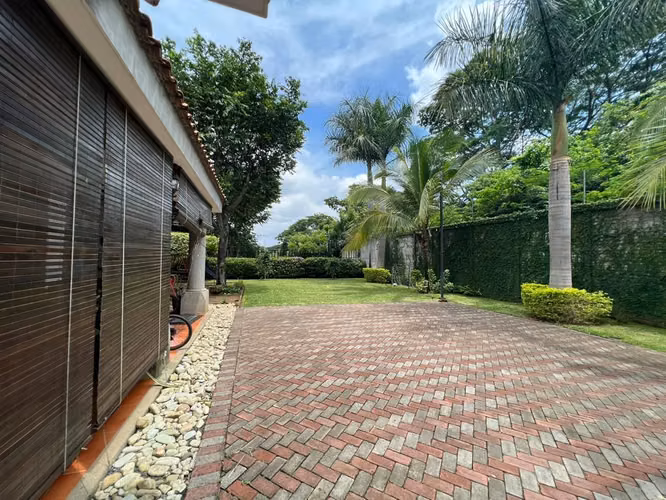 YA-Hermosa casa en venta en carretera vieja a León
