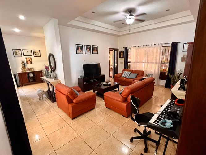YA-Hermosa casa en venta en carretera vieja a León