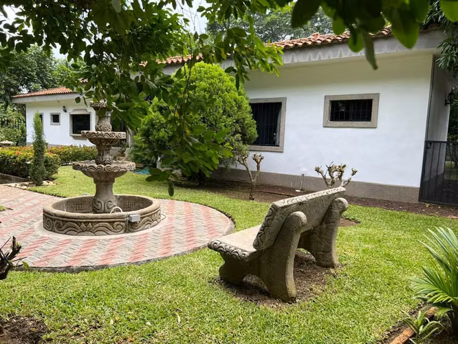 YA-Hermosa casa en venta en carretera vieja a León