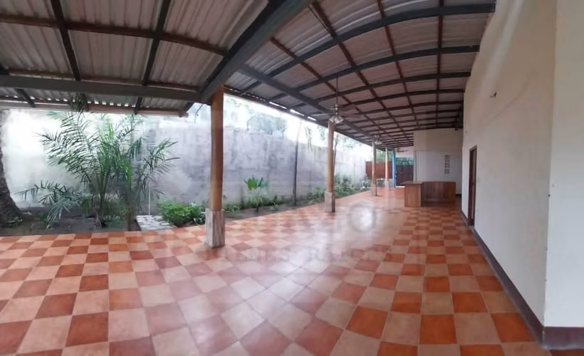SE VENDE CASA EN CALLE PRINCIPAL DE PONELOYA