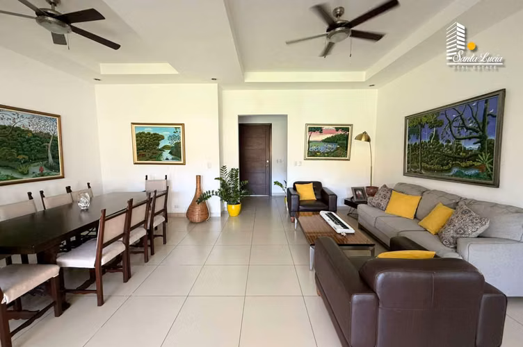 Preciosa Casa con Piscina En Venta en Santo Domingo - LL