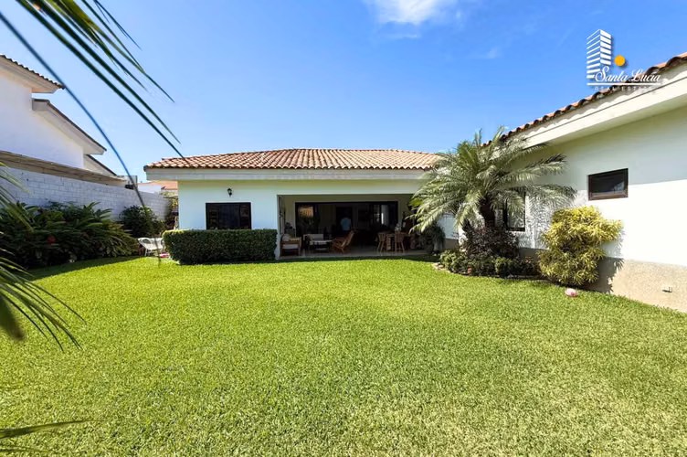 Preciosa Casa con Piscina En Venta en Santo Domingo - LL