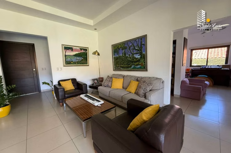 Preciosa Casa con Piscina En Venta en Santo Domingo - LL