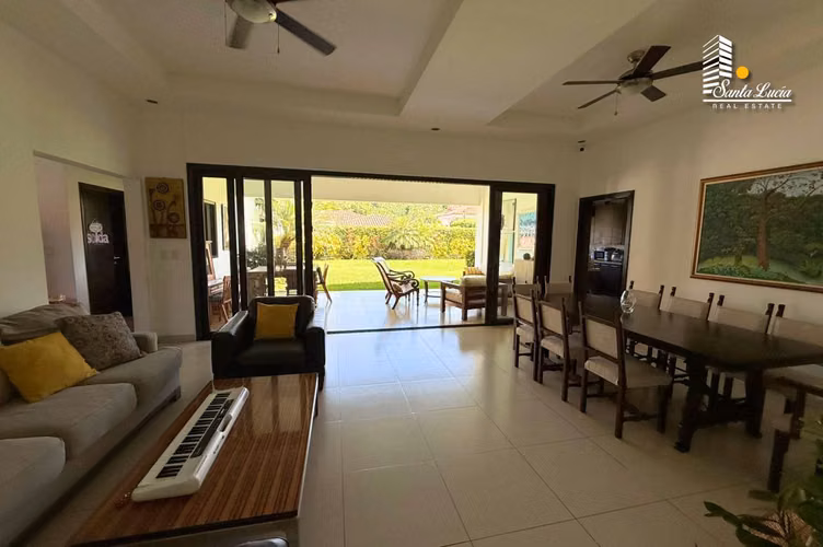 Preciosa Casa con Piscina En Venta en Santo Domingo - LL