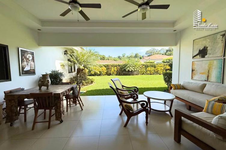Preciosa Casa con Piscina En Venta en Santo Domingo - LL