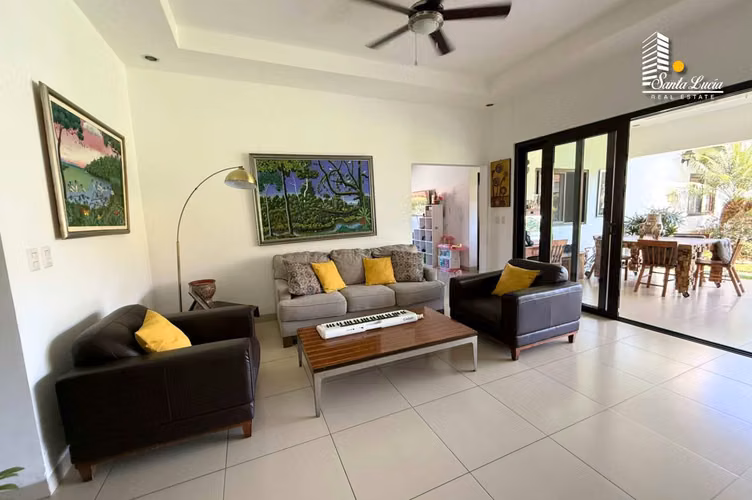 Preciosa Casa con Piscina En Venta en Santo Domingo - LL
