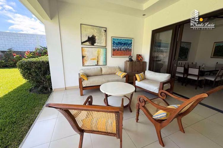 Preciosa Casa con Piscina En Venta en Santo Domingo - LL
