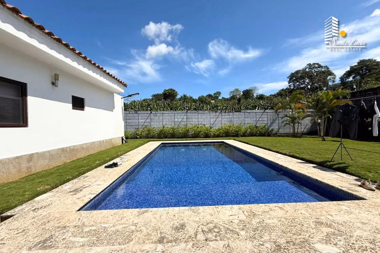 Preciosa Casa con Piscina En Venta en Santo Domingo - LL