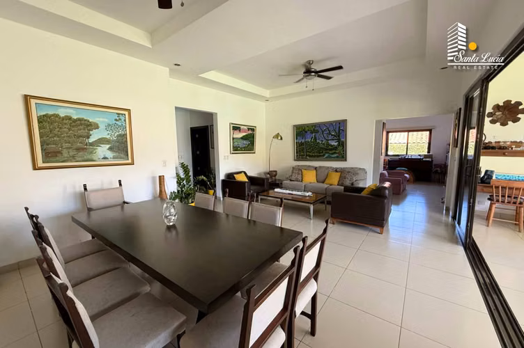 Preciosa Casa con Piscina En Venta en Santo Domingo - LL