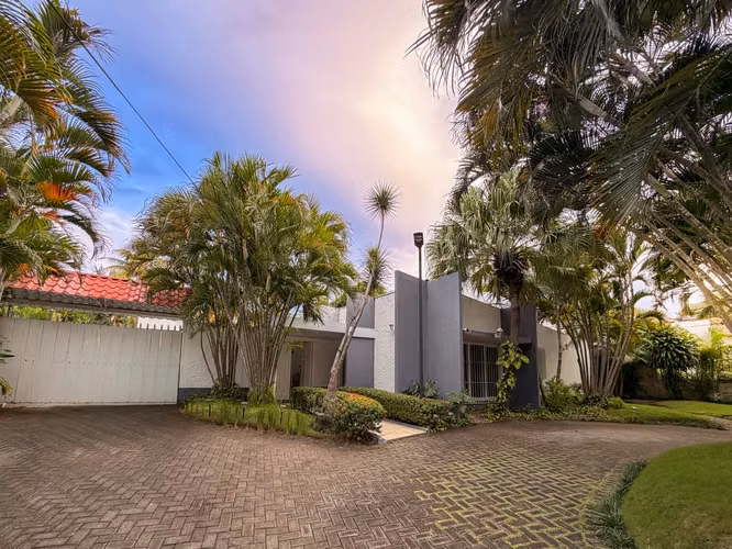 vp- Casa con Piscina en Altos de Santo Domingo