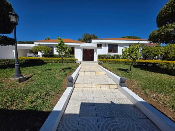 EN RENTA | Hermosa Casa con Piscina en Las Colinas | U$2,500 |  