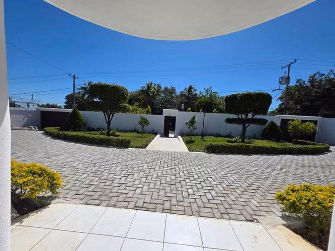 EN RENTA | Hermosa Casa con Piscina en Las Colinas | U$2,500 |   - Imagen 2