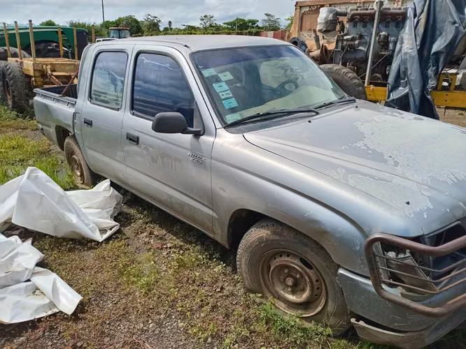 CAMIONETA DOBLE CABINA TOYOTA HILUX, 2,5 CC MOD. 2005 - SUBASTA