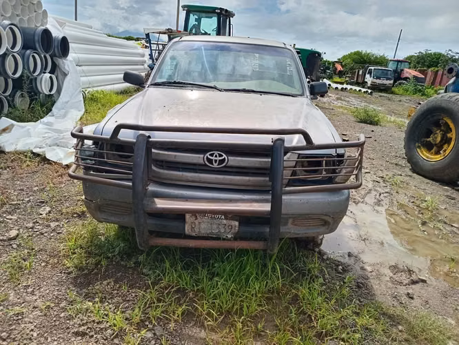 CAMIONETA DOBLE CABINA TOYOTA HILUX, 2,5 CC MOD. 2005 - SUBASTA